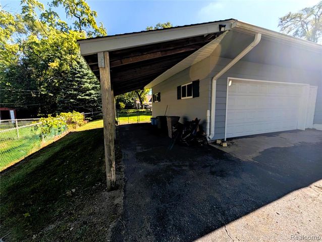 567 Pine Tree Road, Lake Orion, MI 48362