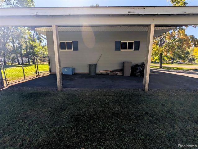 567 Pine Tree Road, Lake Orion, MI 48362
