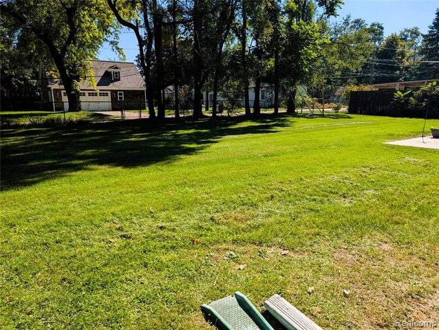 567 Pine Tree Road, Lake Orion, MI 48362