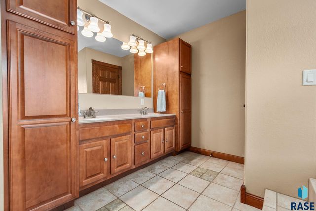 6308 S Grand Prairie Dr Drive, Sioux Falls, SD 57108