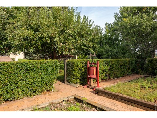 7009 Rozena Dr, Longmont, CO 80503