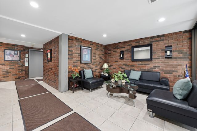 9332 Landings Lane 506, Des Plaines, IL 60016
