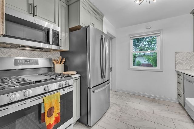 35127 Farragut, Westland, MI 48186