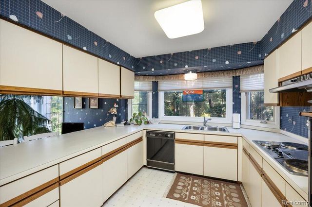 39256 Heatherbrook Drive, Farmington Hills, MI 48331