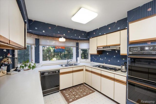 39256 Heatherbrook Drive, Farmington Hills, MI 48331