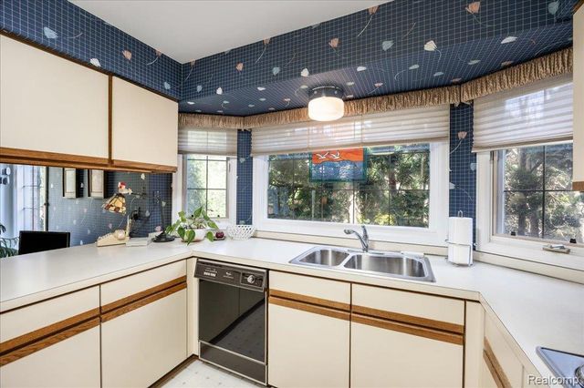 39256 Heatherbrook Drive, Farmington Hills, MI 48331