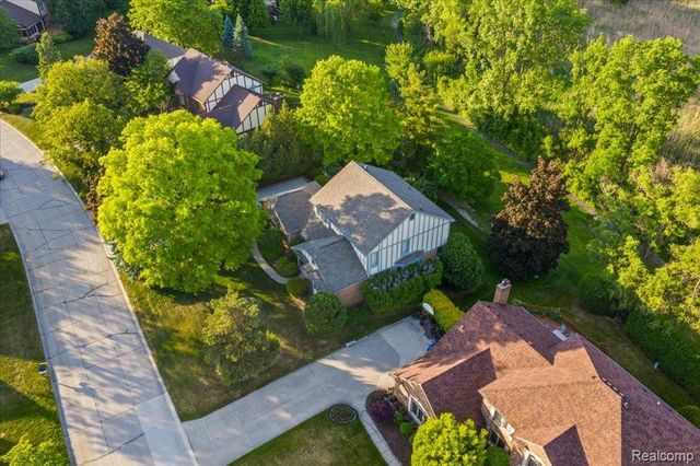 39256 Heatherbrook Drive, Farmington Hills, MI 48331