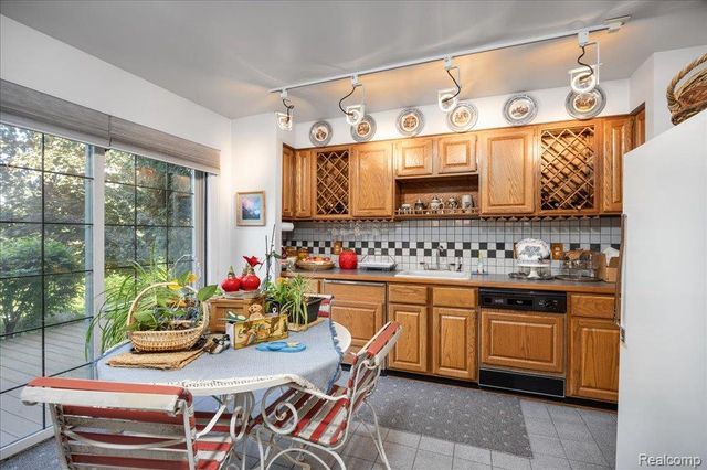 39256 Heatherbrook Drive, Farmington Hills, MI 48331