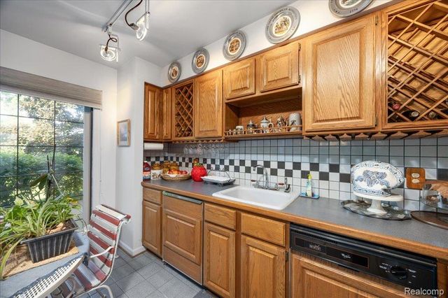 39256 Heatherbrook Drive, Farmington Hills, MI 48331