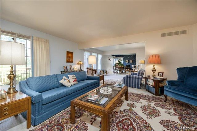 39256 Heatherbrook Drive, Farmington Hills, MI 48331