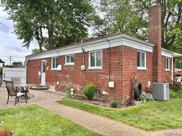 2555 Longmeadow Drive, Trenton, MI 48183