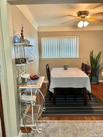 2555 Longmeadow Drive, Trenton, MI 48183