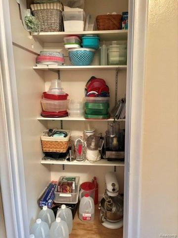 2555 Longmeadow Drive, Trenton, MI 48183