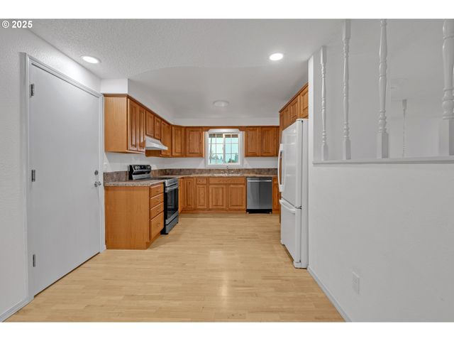 654 Nw BRYANT Ct, Dallas, OR 97338