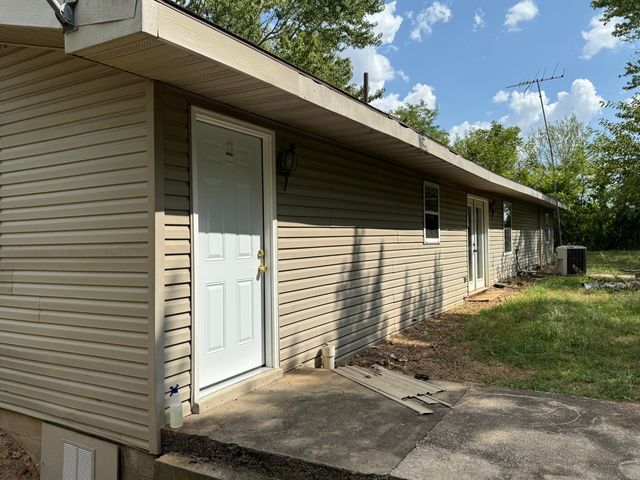 21851 Lawrence 1090, Monett, MO 65708