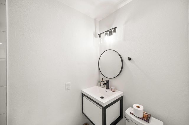 1704 W Tabor Street, Houston, TX 77009