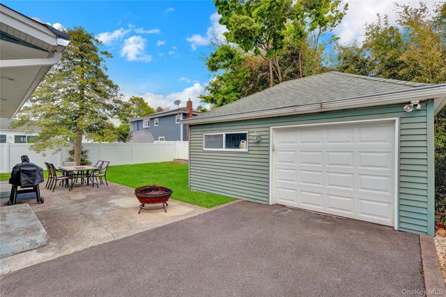209 Center Bay Drive, West Islip, NY 11795