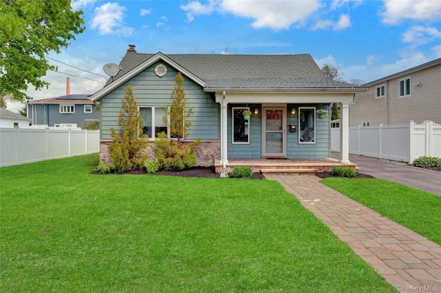 209 Center Bay Drive, West Islip, NY 11795
