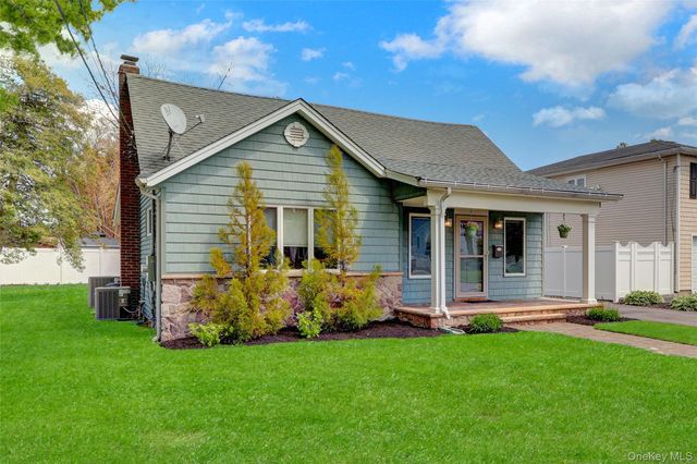 209 Center Bay Drive, West Islip, NY 11795