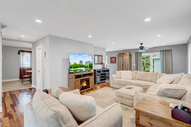 209 Center Bay Drive, West Islip, NY 11795