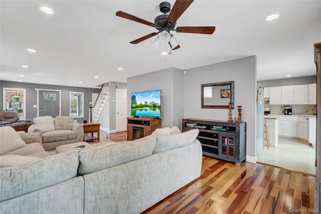 209 Center Bay Drive, West Islip, NY 11795
