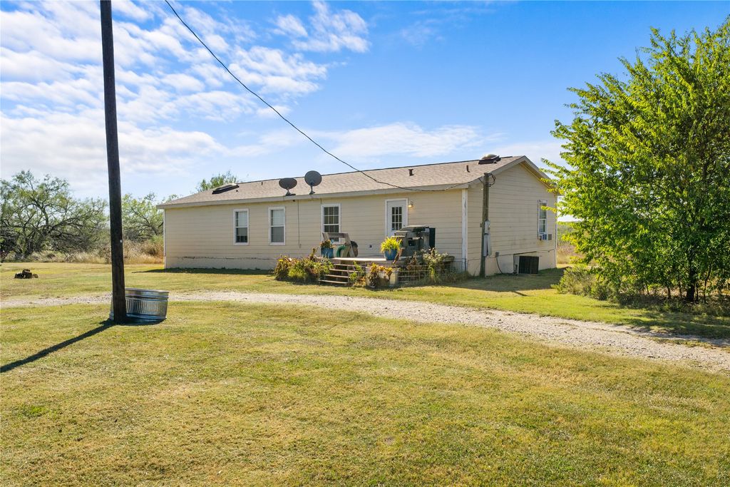 7041 NW County Road 2070, Barry, TX 75102