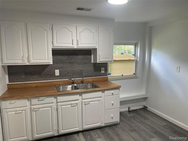 1093 Meadowlawn Drive, Pontiac, MI 48340