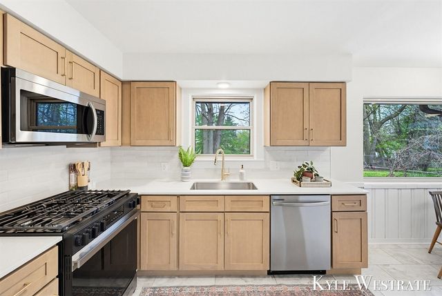 2926 Chamberlain Avenue, Grand Rapids, MI 49508