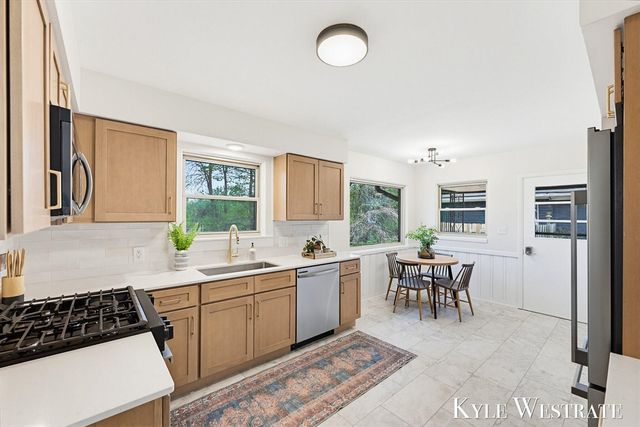 2926 Chamberlain Avenue, Grand Rapids, MI 49508