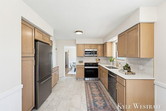 2926 Chamberlain Avenue, Grand Rapids, MI 49508
