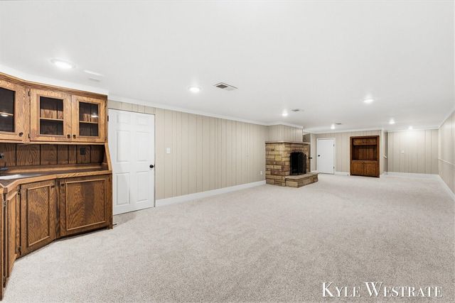 2926 Chamberlain Avenue, Grand Rapids, MI 49508
