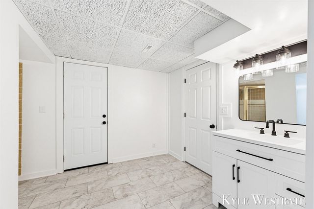 2926 Chamberlain Avenue, Grand Rapids, MI 49508