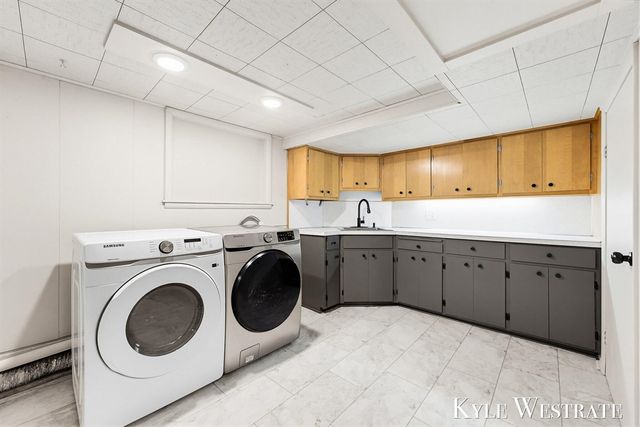 2926 Chamberlain Avenue, Grand Rapids, MI 49508