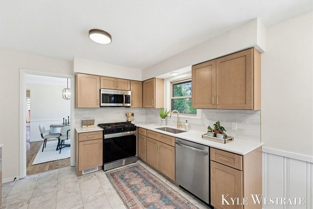 2926 Chamberlain Avenue, Grand Rapids, MI 49508