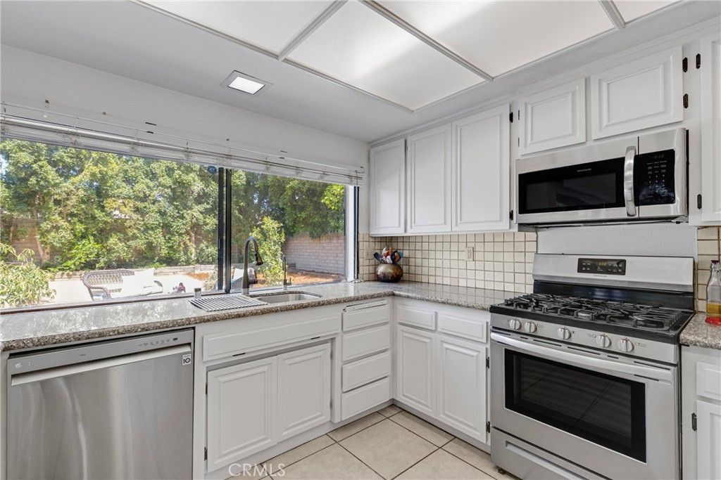 Image 11 of property listing at 10628 Alabama Avenue, Chatsworth, CA 91311