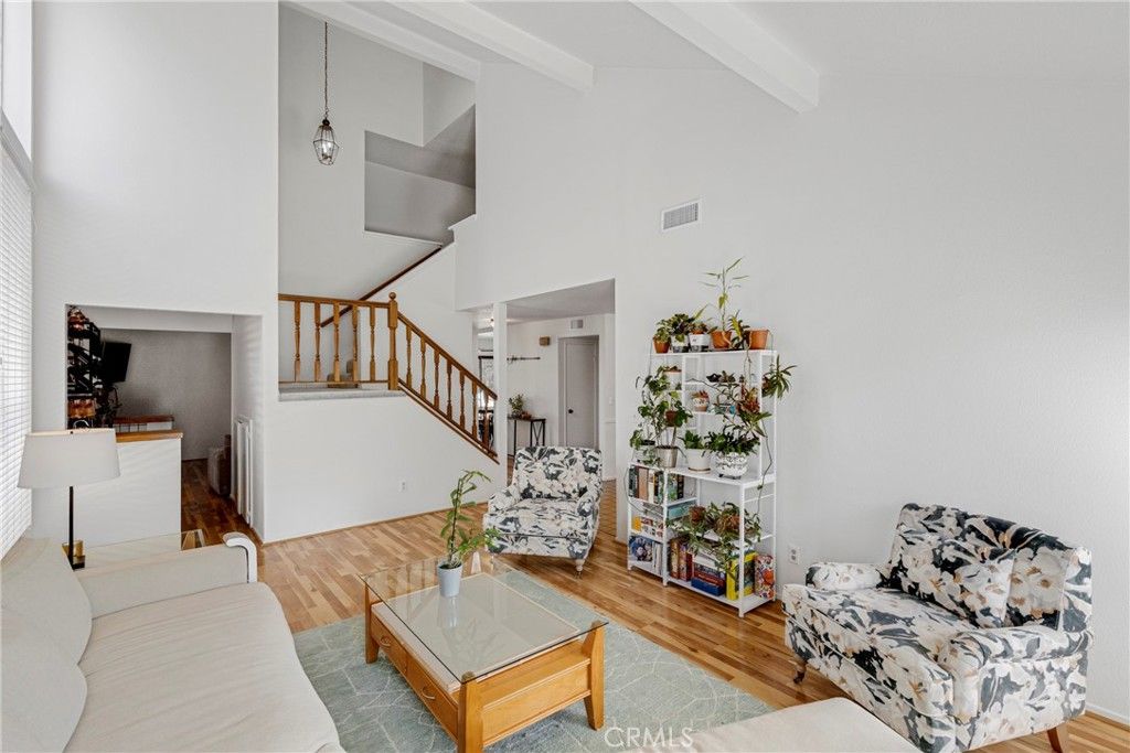 Image 6 of property listing at 10628 Alabama Avenue, Chatsworth, CA 91311