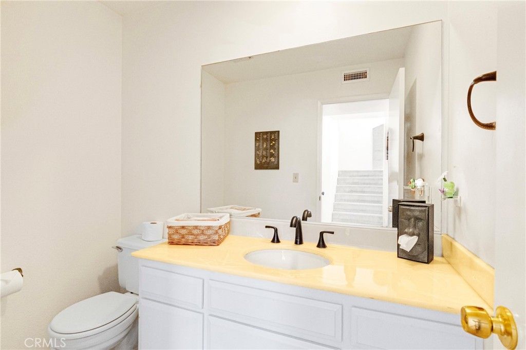 Image 7 of property listing at 10628 Alabama Avenue, Chatsworth, CA 91311