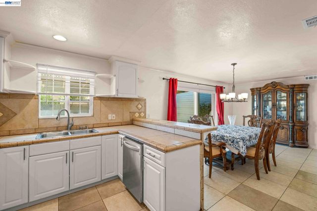 8591 Beverly Ln, Dublin, CA 94568