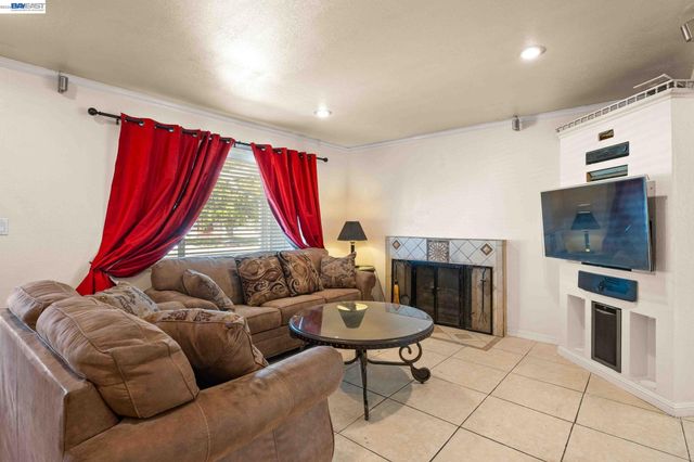 8591 Beverly Ln, Dublin, CA 94568