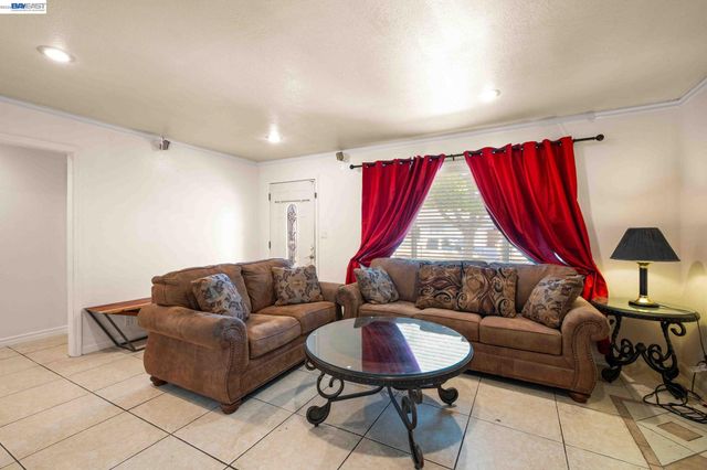 8591 Beverly Ln, Dublin, CA 94568