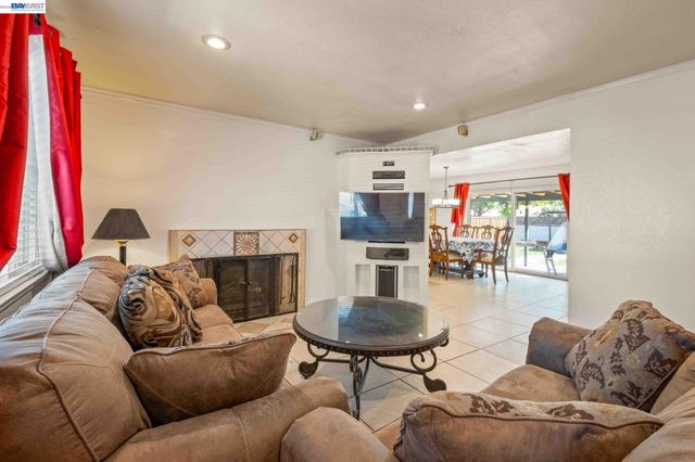 8591 Beverly Ln, Dublin, CA 94568
