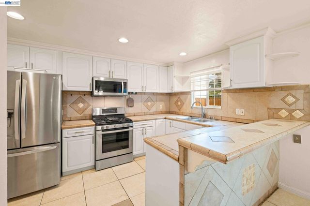8591 Beverly Ln, Dublin, CA 94568