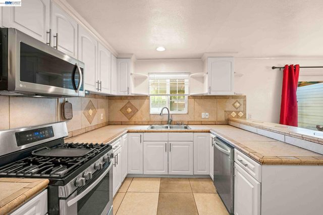 8591 Beverly Ln, Dublin, CA 94568