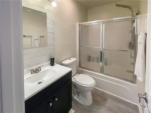 1532B Legend Trail Drive, Lawrence, KS 66047