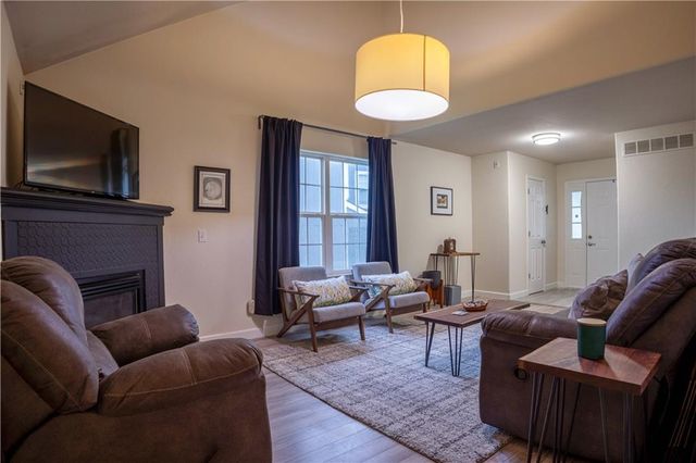 1532B Legend Trail Drive, Lawrence, KS 66047