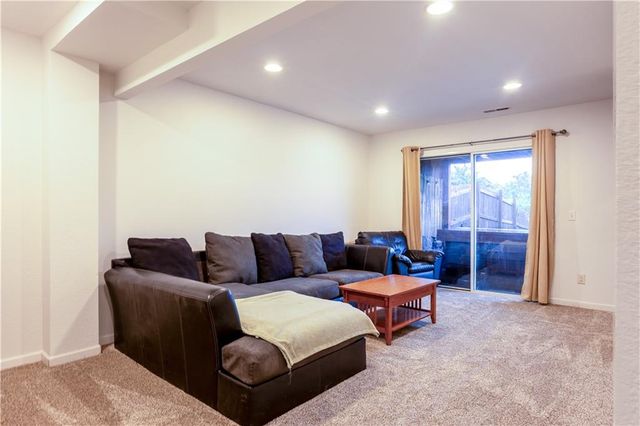 1532B Legend Trail Drive, Lawrence, KS 66047