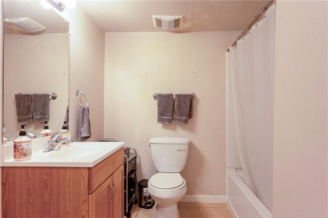 1532B Legend Trail Drive, Lawrence, KS 66047