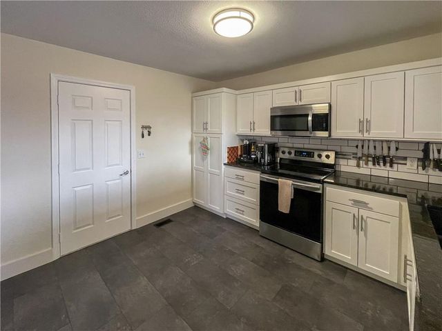 1532B Legend Trail Drive, Lawrence, KS 66047