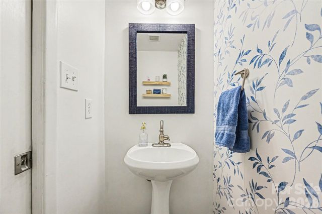 9101 Hinson Drive, Matthews, NC 28105