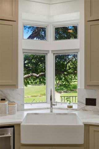 48 Tiburon DR, The Hills, TX 78738